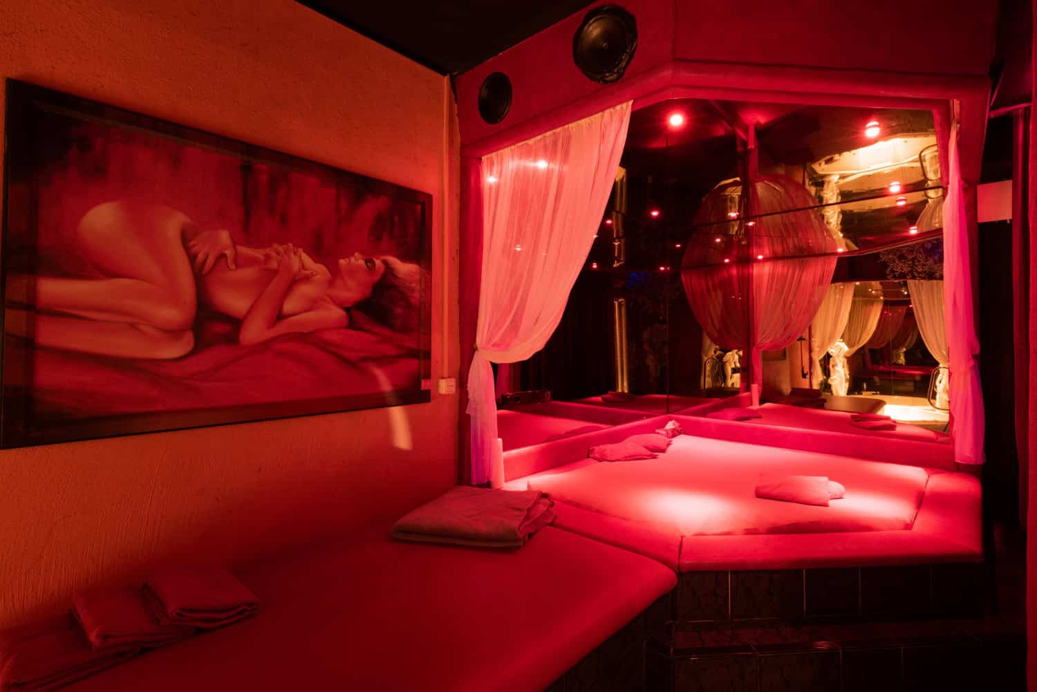 Zimmer 1 mit Doppelbett, Whirlpool und Massagebank