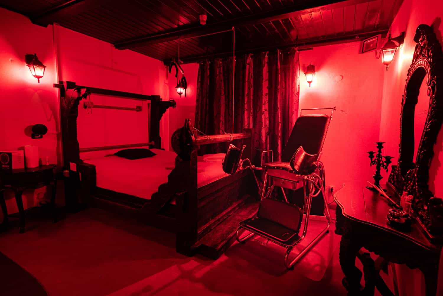 Zimmer 2 mit Doppelbett, Gynostuhl und Whirlpool
