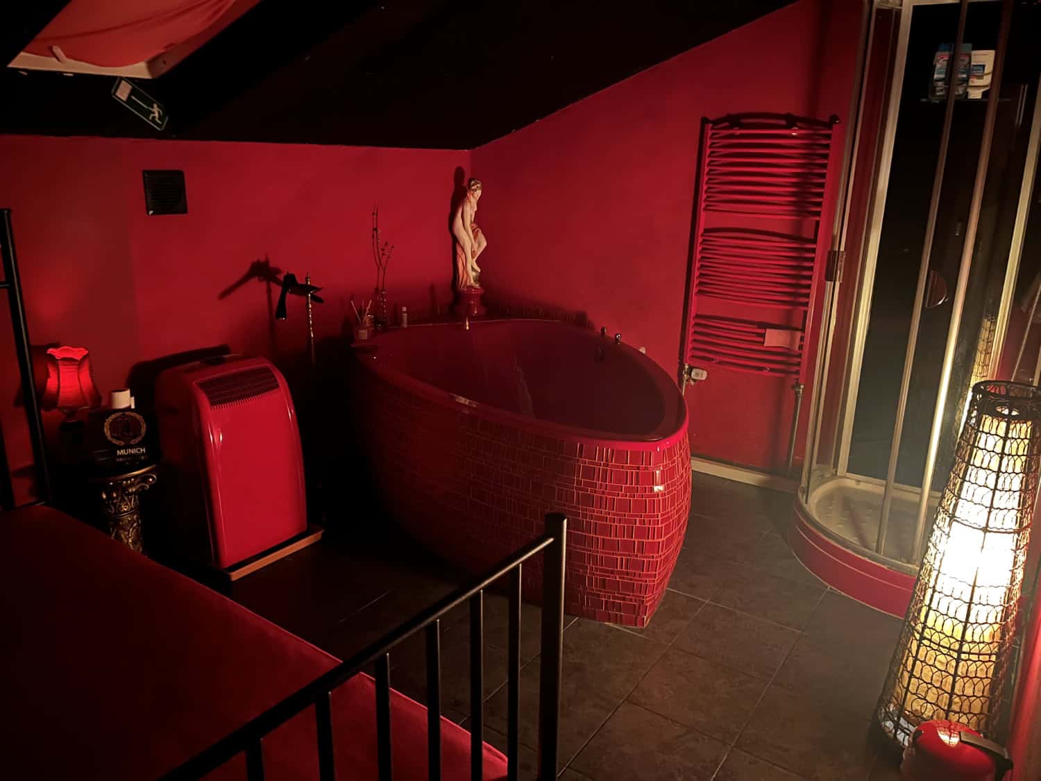 Zimmer 5 mit herzfoermigem Whirlpool