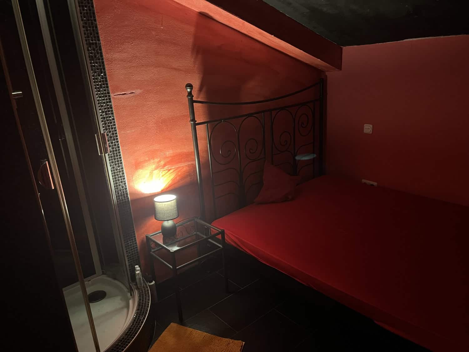 Zimmer 7 mit Doppelbett und Dusche