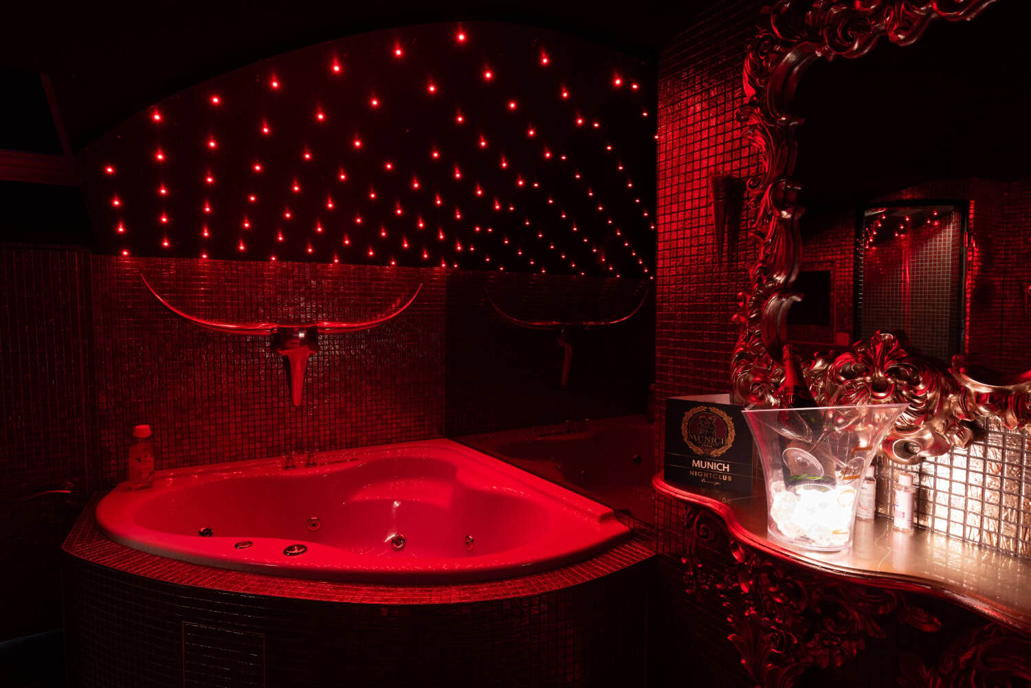 Zimmer 9 mit Tanzstange und Eckwhirlpool